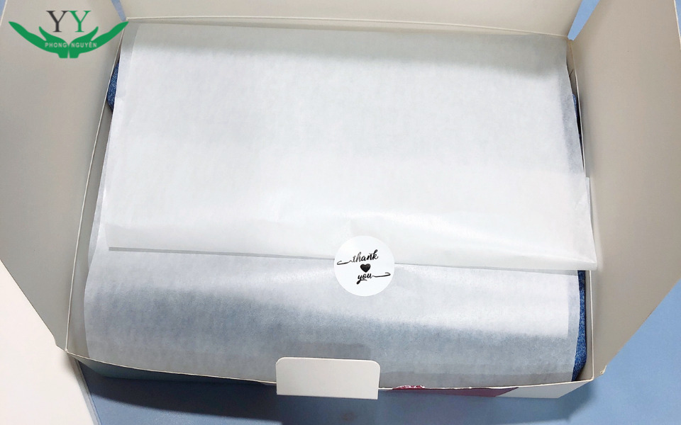 clothes packing with pelure paper