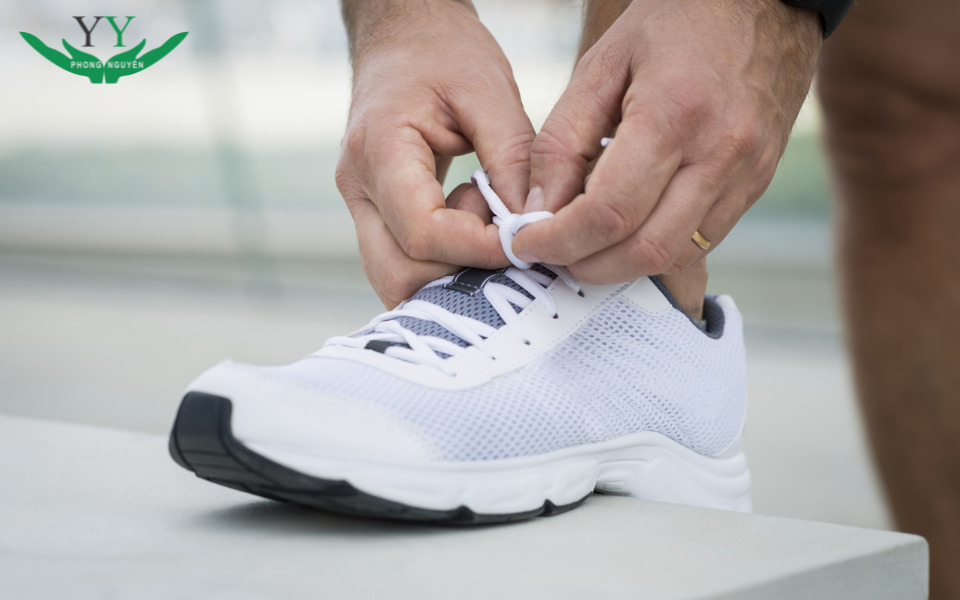 cách giữ form giày sneaker